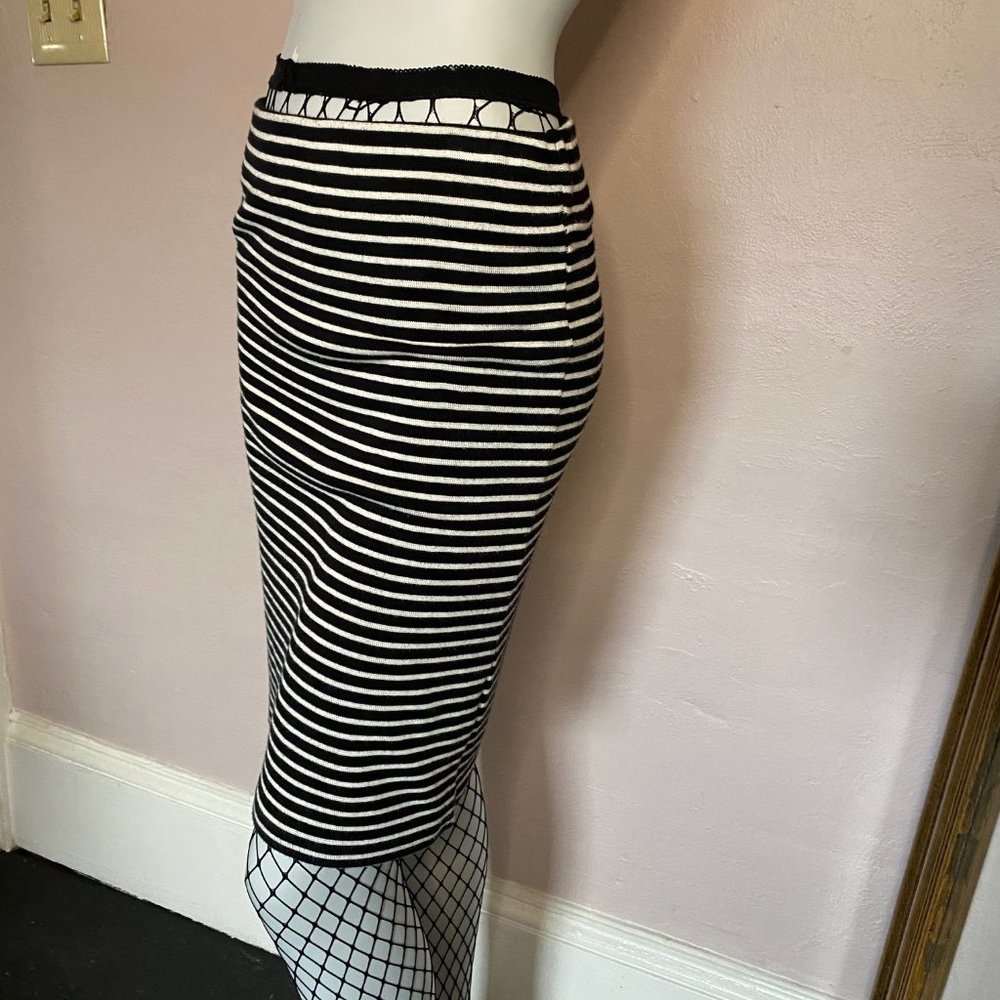 STRIPED KNIT SKIRT - black & white comfortable M
